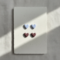 Feminine Herz-Doppelstecker aus hochwertigem Schmuck, Bordeaux und Pastellblau - einen Namen für dieses paar